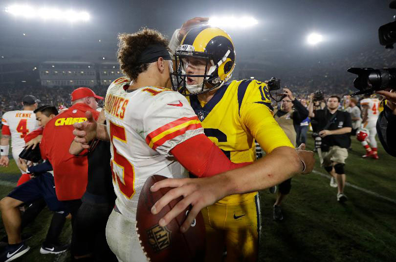 Mahomes y Goff se abrazan tras el juego entre Chiefs y Rams