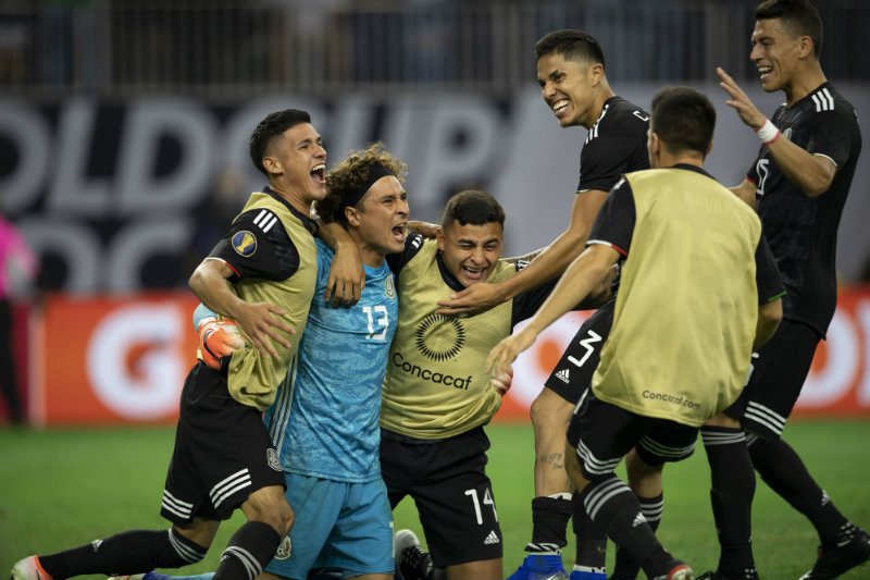 Ochoa festeja con sus compañeros tras detener penalti a Costa Rica