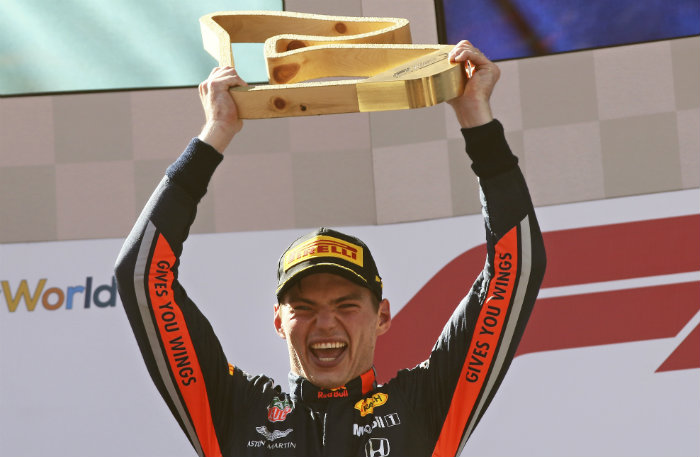 Max Verstappen con el trofeo del GP de Austria 