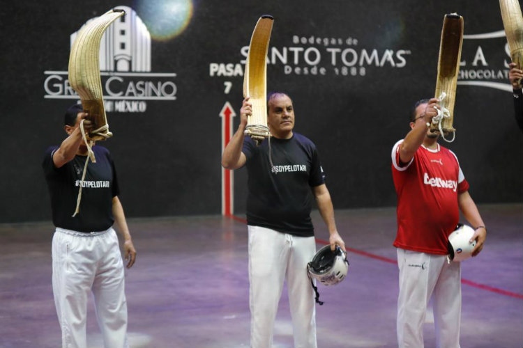 Cuauhtémoc Blanco (c), durante un torneo de jai-alai