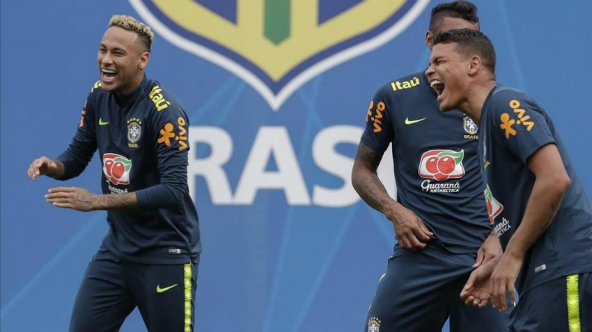 Neymar y Thiago Silva se ríen en un entrenamiento de Brasil 