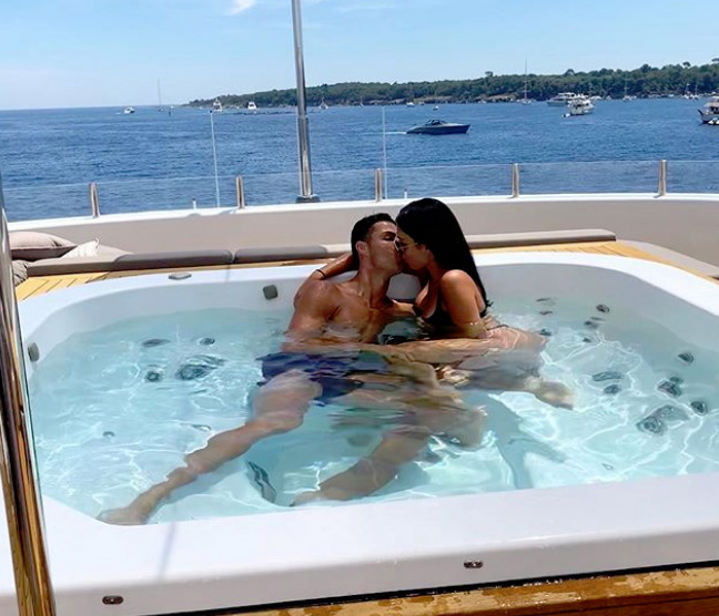 Cristiano Ronaldo besa a su novia Georgina Rodríguez