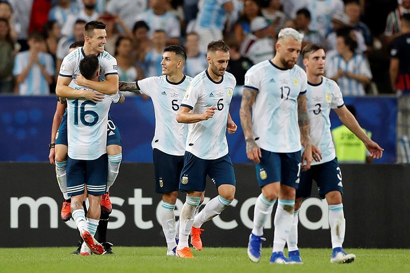 Jugadores de Argentina celebran gol en Copa América