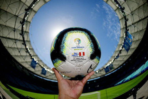 Balón oficial del encuentro entre Uruguay y Perú 