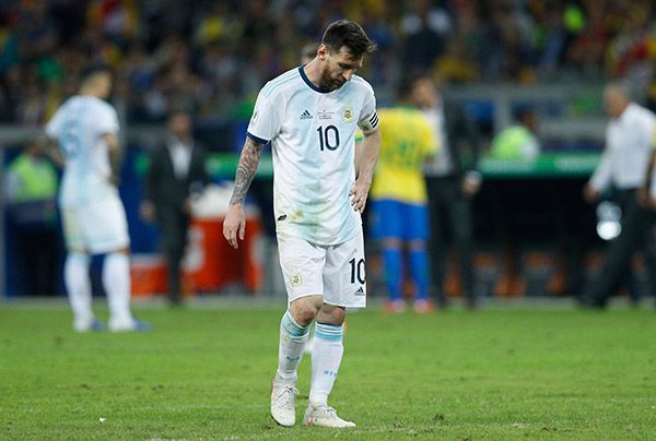 Lionel Messi se lamenta tras la derrota contra Brasil