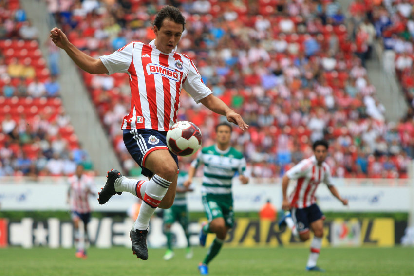 Arellano recepciona un balón en partido de la Liga MX 