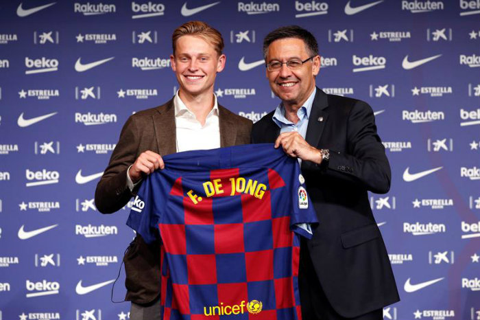 Frenkie de Jong posa con la playera del Barcelona