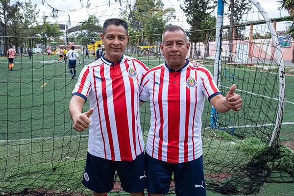 Francisco Albor Sánchez luce orgulloso la playera de Chivas