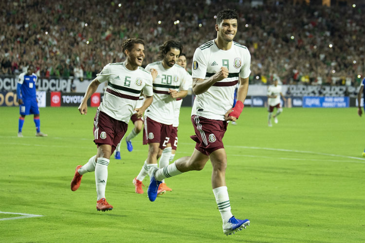 México festeja gol de Reaúl Jiménez ante Haití