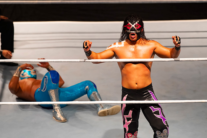El Pantera Rosa durante un duelo contra Ciclón Ramírez Jr.