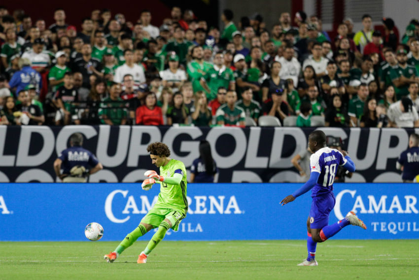 Ochoa hace un despeje en Copa Oro 