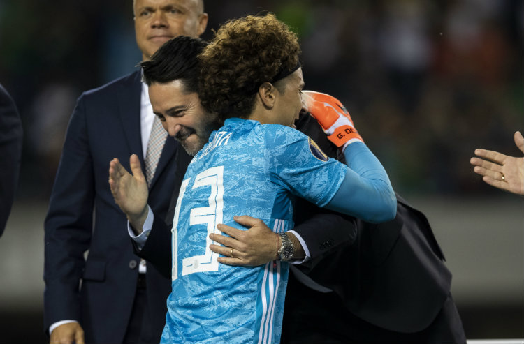 Yon de Luisa abraza al guardameta de la Selección Mexicana