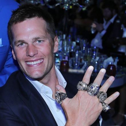 Brady presume sus anillos de Super Bowl