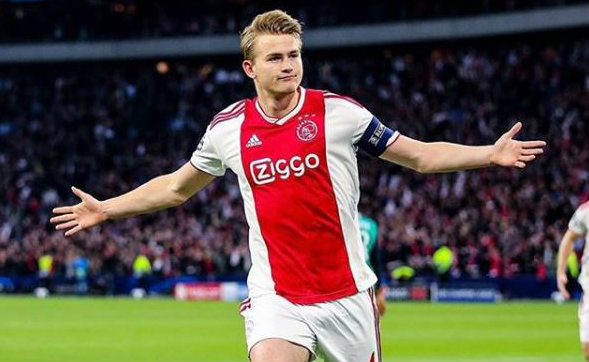 De Ligt festeja un gol con Ajax