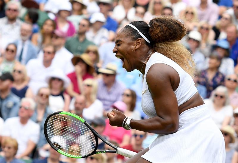 Serena Williams grita tras conseguir un punto