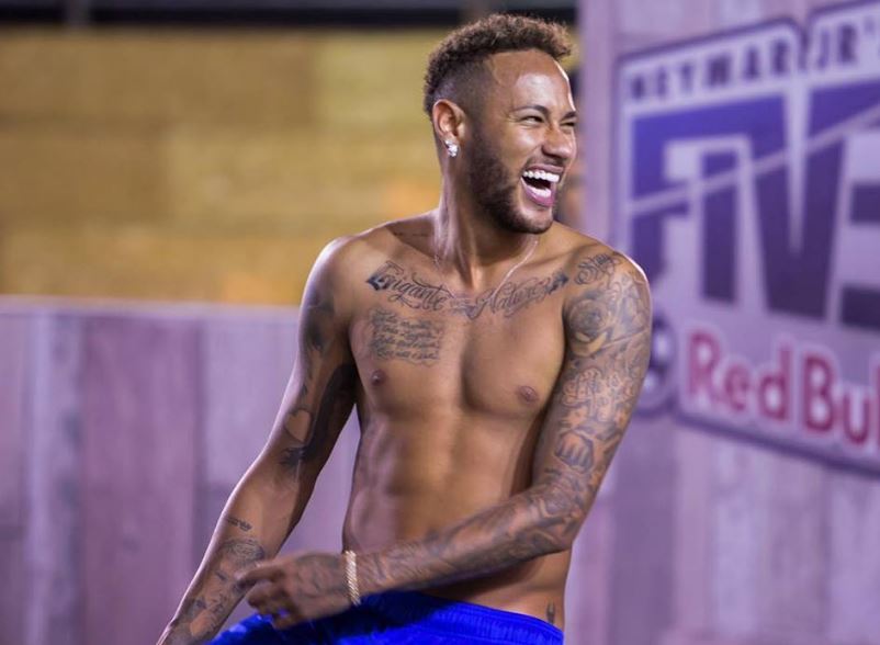 Neymar se ríe durante un juego
