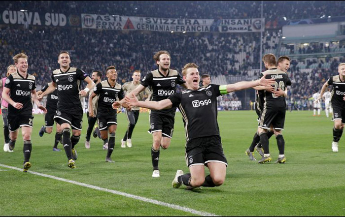 Jugadores del Ajax celebran el boleto a Semis de Champions