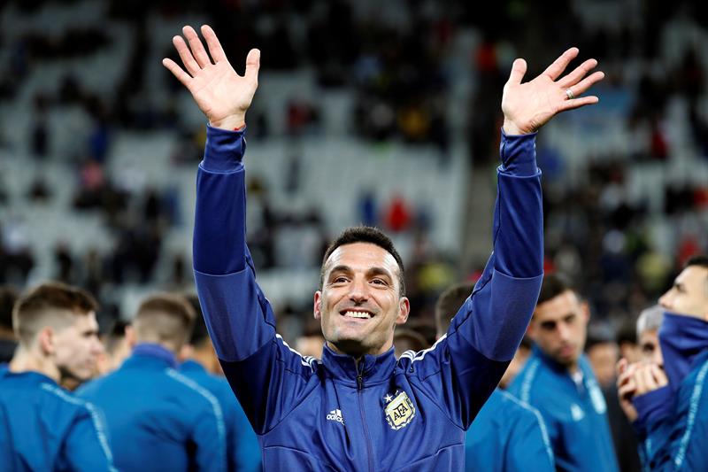 El entrenador de Argentina levanta los brazos