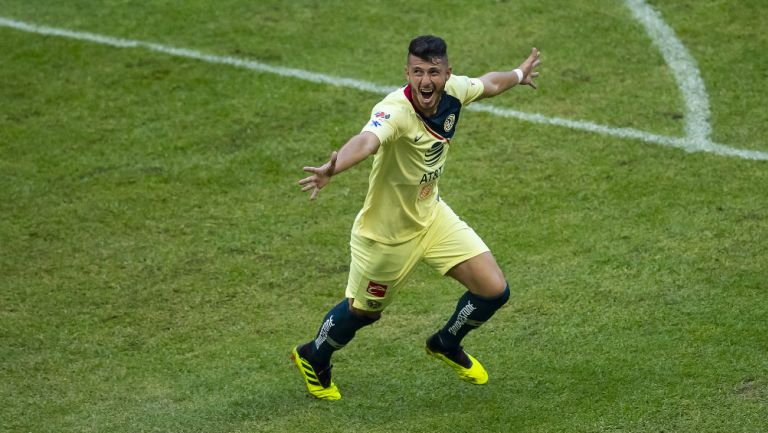 Guido Rodríguez celebra uno de sus goles con América