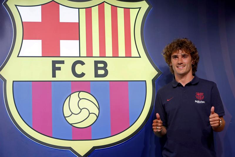 Griezmann posa junto al escudo del Barcelona