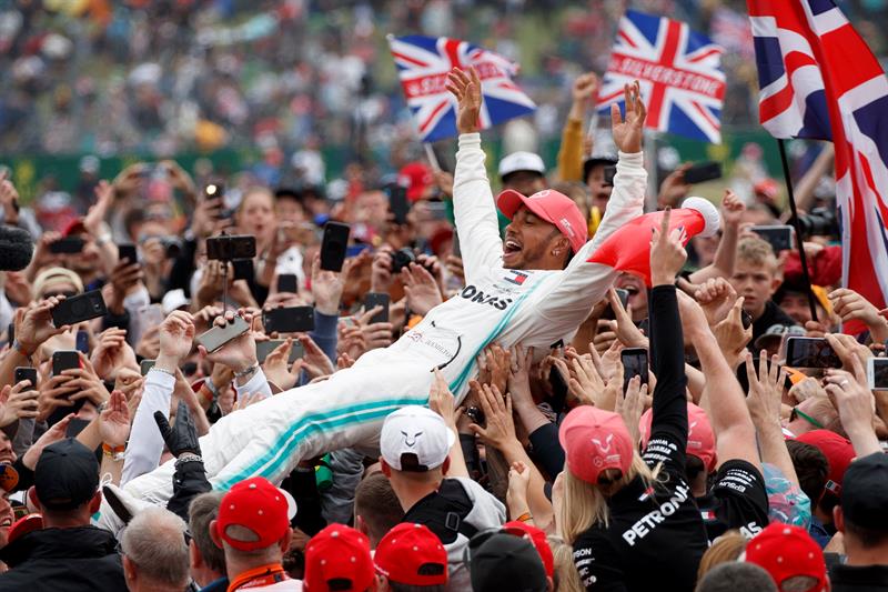 Lewis Hamilton celebra con su afición