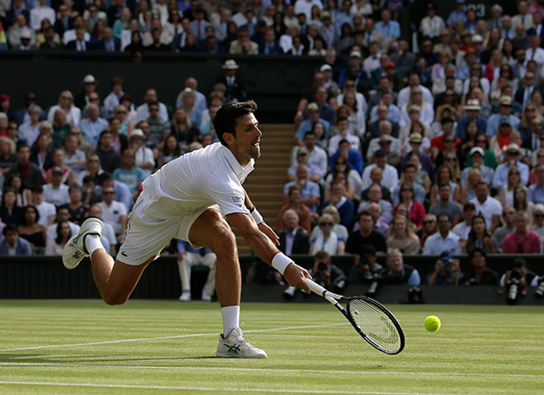 Djokovic intenta alcanzar la bola en la Final contra Federer