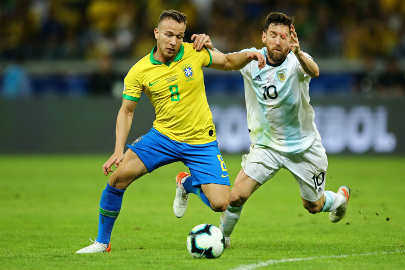 Arthur  disputa con Messi un balón en Copa América