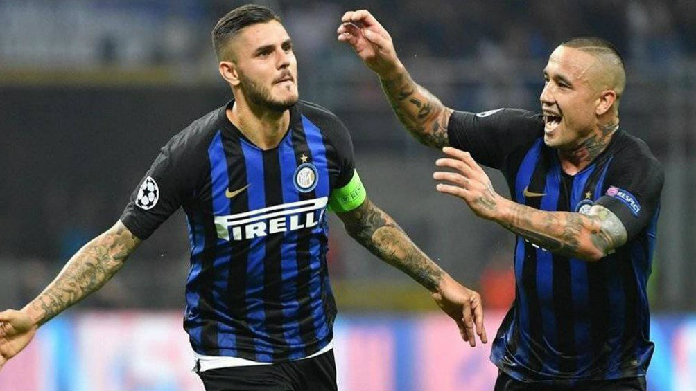 Mauro Icardi y Radja Nainggolan festejan una anotación con el Inter de Milan