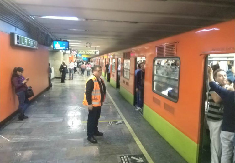 Usuarios ingresan a los vagones del Metro de la CDMX