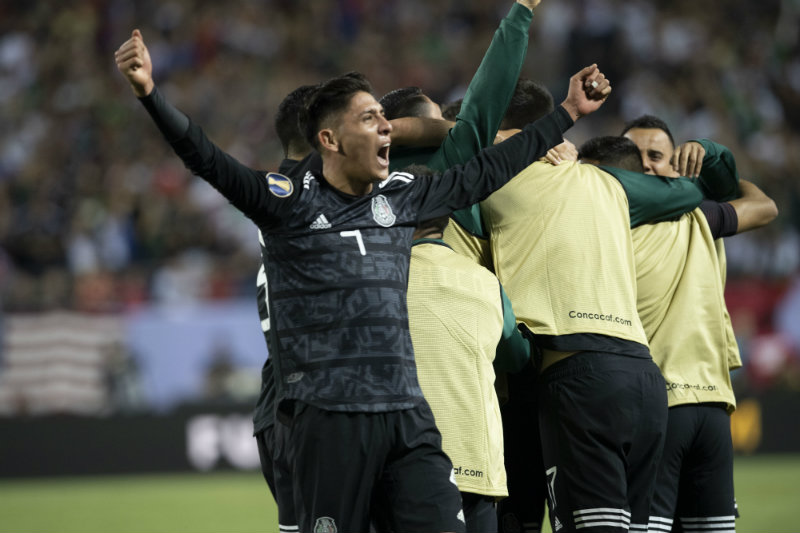 Edson Álvarez festeja tras ganar la Copa Oro con el Tri