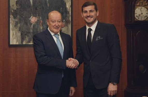 Iker Casillas con el presidente del Porto