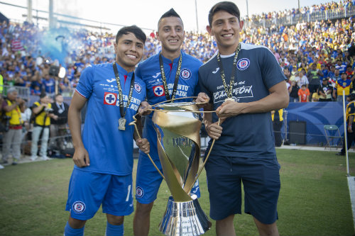 Misael Domínguez y Roberto Alvarado con la Supercopa MX