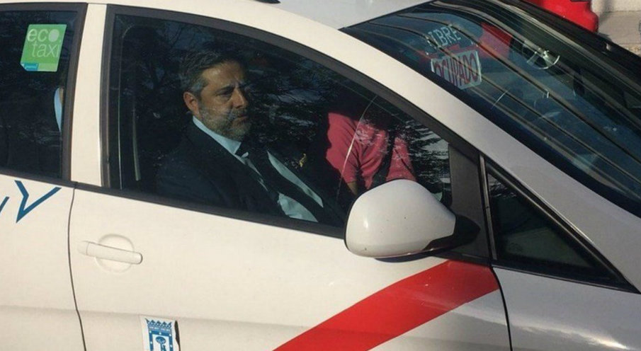 Daniel Angelici a bordo de un taxi que tiene los colores de River Plate
