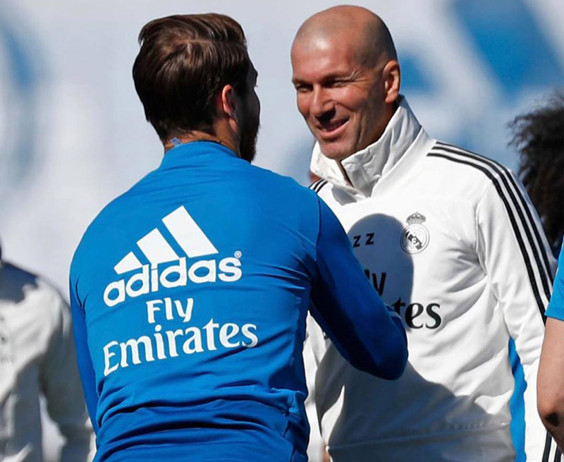 Zidane saluda a Ramos en un entrenamiento 