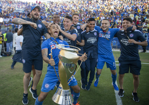 Cruz Azul celebra el título de la Supercopa MX
