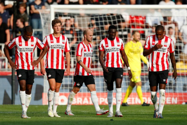 Jugadores del PSV en lamento tras derrota frente al Wolfsburgo