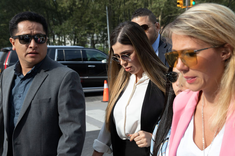 Emma Coronel, esposa del Chapo, arriba a la corte de Estados Unidos