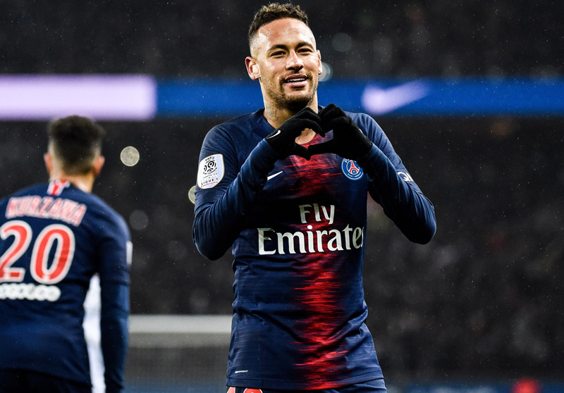 Neymar celebra una anotación con el PSG 