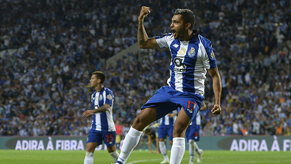 El Tecatito Corona festeja un gol con Porto