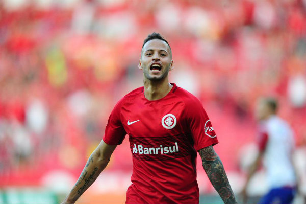 López celebra un gol con el Internacional 