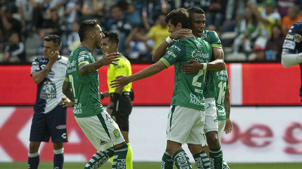 Jugadores de León felicitan a José Juan Macías, autor del segundo gol esmeralda
