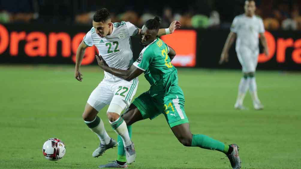 Ismaël Bennacer disputa el balón en la Copa Africana de Naciones