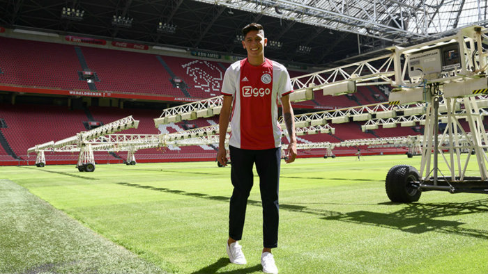 Álvarez posa con la playera del Ajax