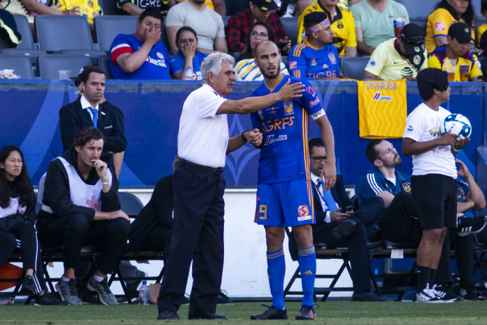 Ferretti da indicaciones a Pizarro durante un partido