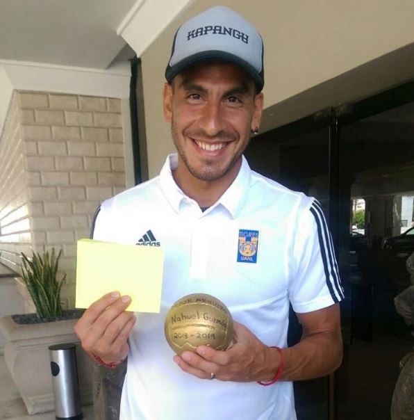Nahuel Guzmán, con el trofeo que le dio la afición de Tigres