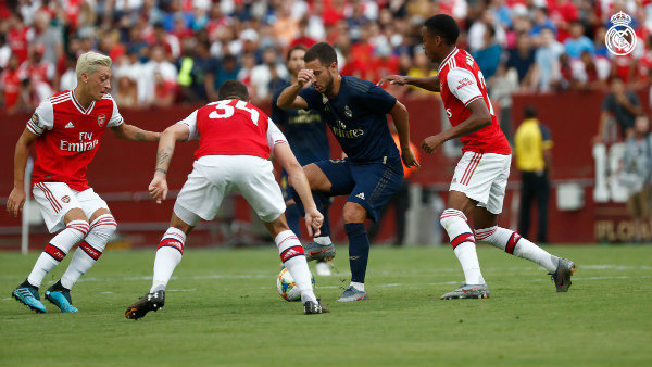Eden Hazard rodeado de jugadores del Arsenal