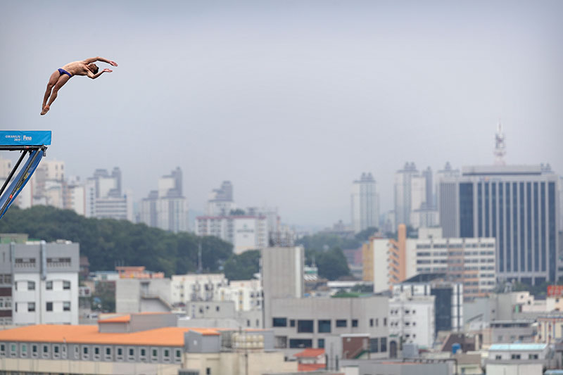 Jonathan Paredes realiza un clavado de altura en Gwangju