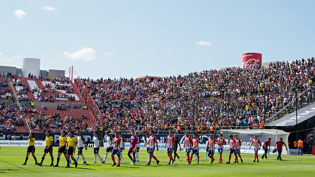 Inicio del partido entre Atlético San Luis y Monterrey, al fondo del lado izquierdo la parte correspondiente a los aficionados Rayados casi vacía