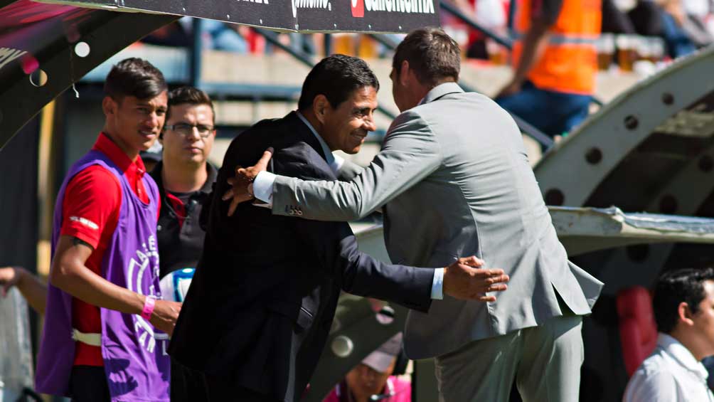 Alfonso Sosa y Diego Alonso se saludan previo al partido