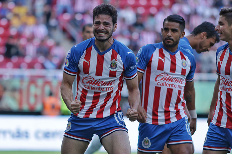 Antonio Briseño celebra su gol con Chivas